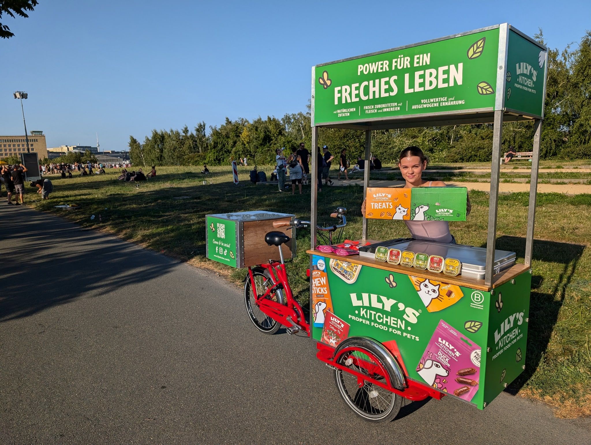 Lily’s Kitchen Promobike im Berliner Park während eines Events.