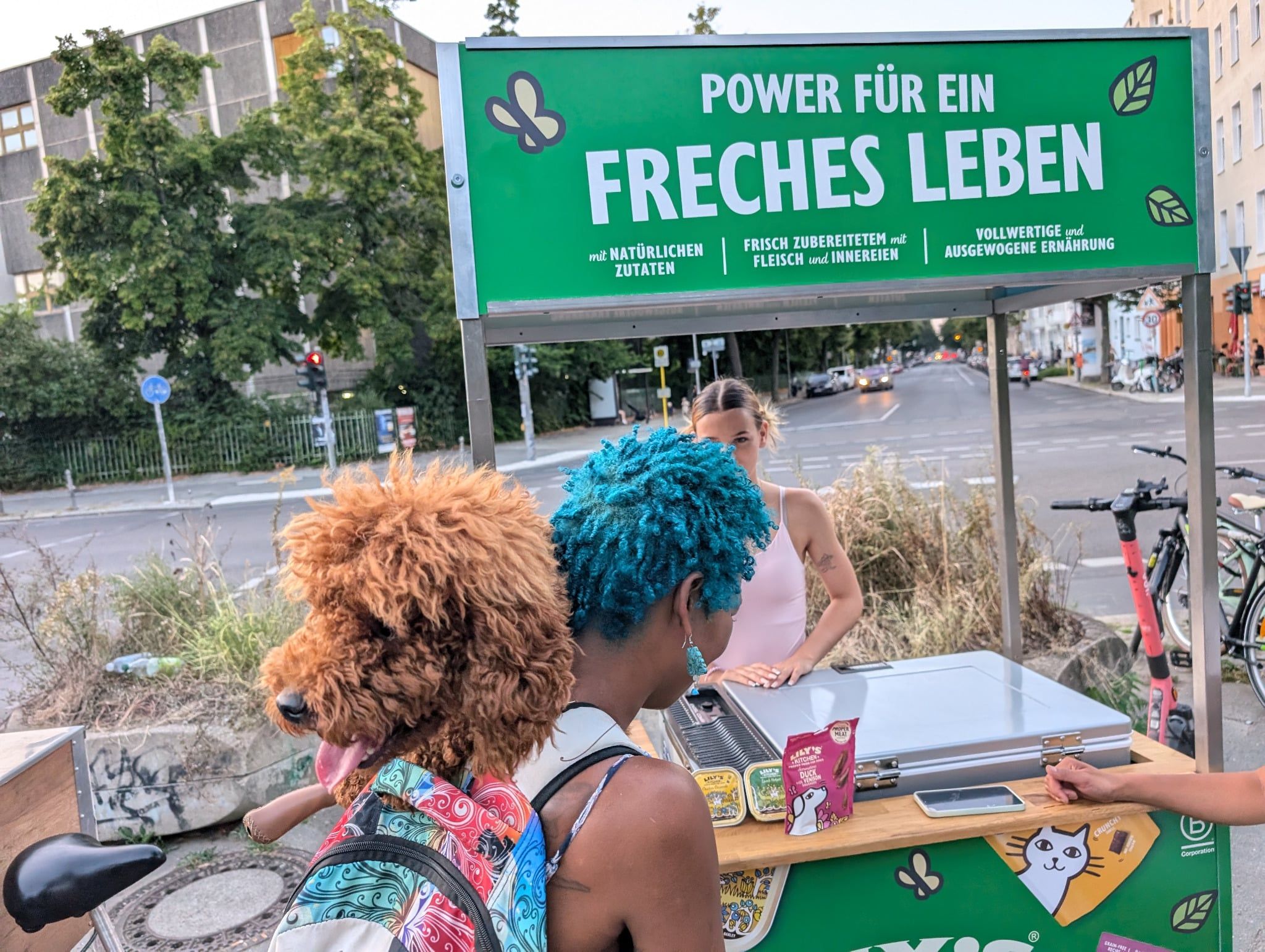 Lily’s Kitchen Promobike in einer Berliner Straße.