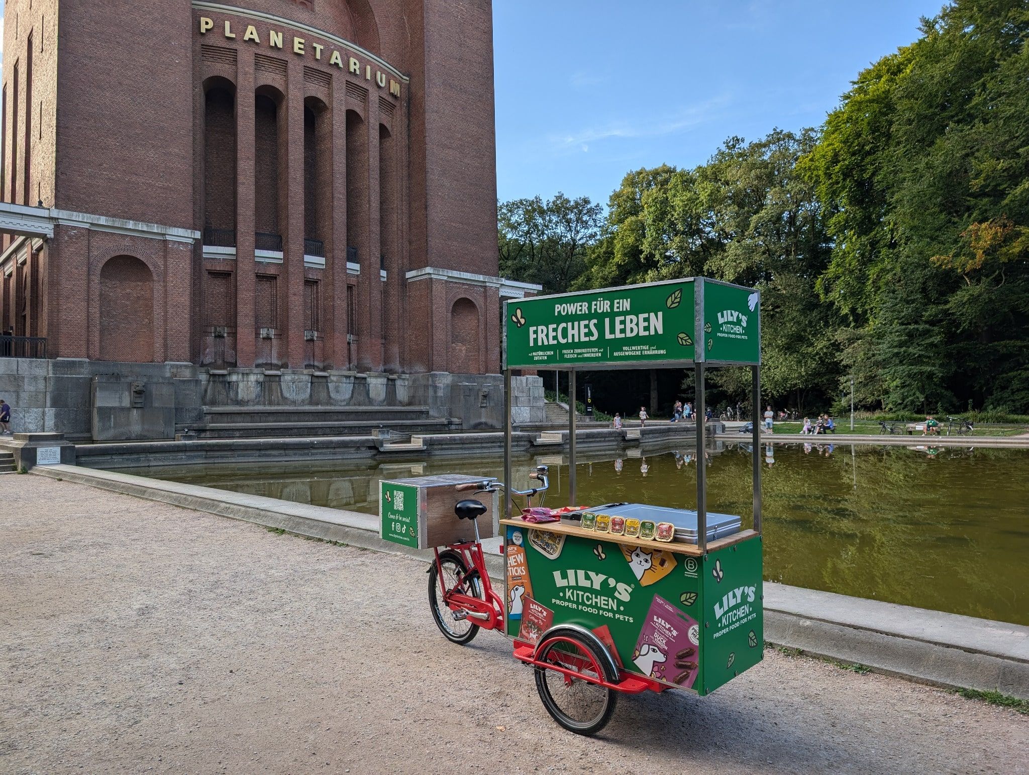 Lily’s Kitchen Promobike vor dem Planetarium Hamburg während der Promotion-Tour.