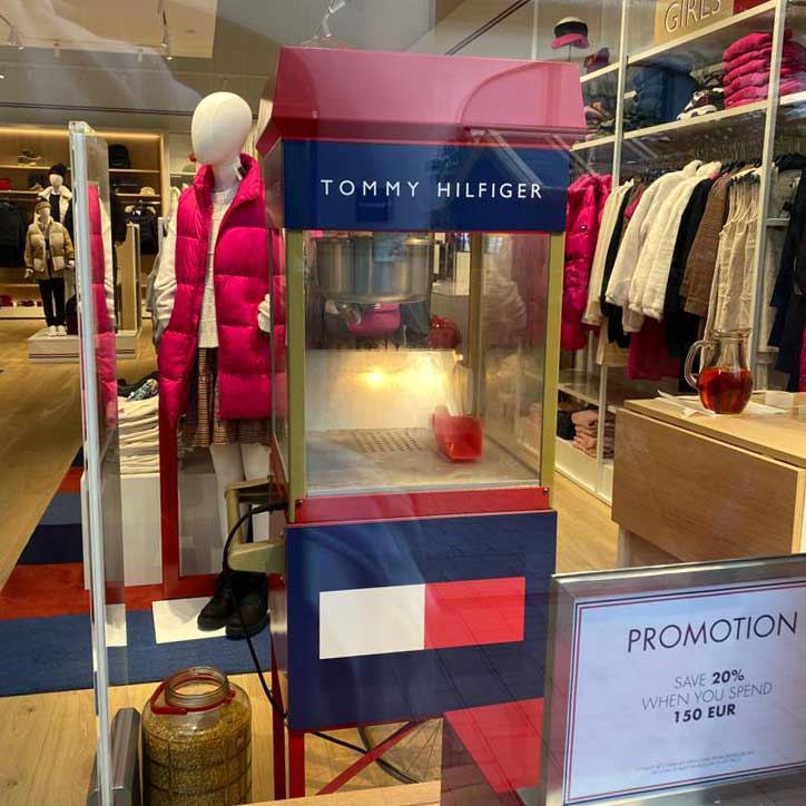 Branding Popcornmaschine als nostalgischer Eventwagen auf wei&szlig;em Hintergrund mit Werbeaufschrift.