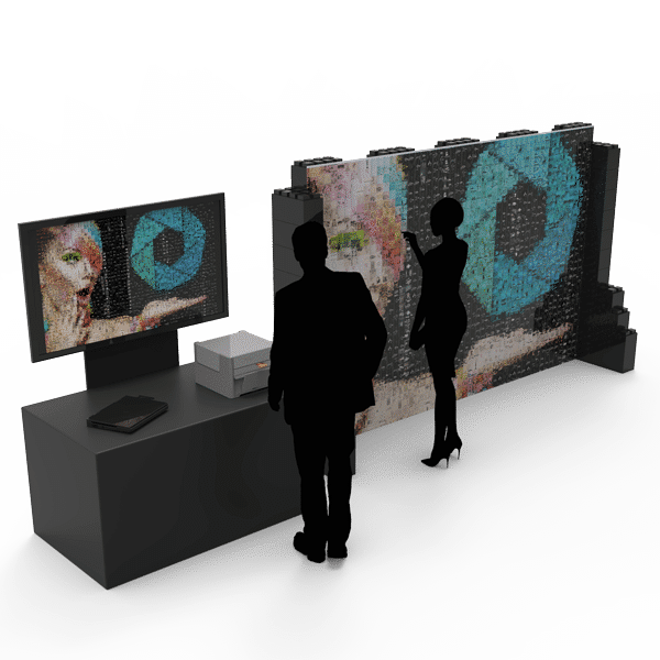 Zwei Personen betrachten eine Foto-Mosaik-Wand, die zur Miete angeboten wird, bestehend aus zahlreichen kleinen Bildern, die zusammen ein großes, farbenfrohes Mosaik bilden. Neben ihnen befindet sich eine Steuerstation mit einem Monitor, der ein Detail des Mosaiks zeigt, und einem Drucker. Die Szene symbolisiert eine innovative, interaktive Unterhaltungsoption für Events.