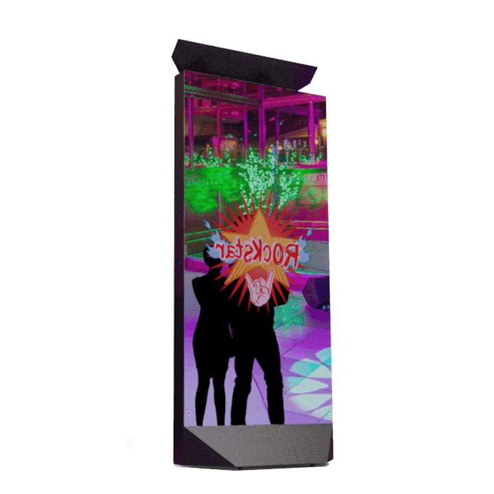 Ein innovativer Fotospiegel auf einer Party, der eine lebendige, farbenfrohe Szene reflektiert. Im Vordergrund ist die Silhouette eines Paares zu sehen, das vor dem Spiegel posiert, mit einem explodierenden Grafik-Effekt 'Rockstar!' im Zentrum. Der Hintergrund zeigt eine tanzende Menge und eine leuchtend beleuchtete Bühne, perfekt für dynamische Event-Erinnerungen.