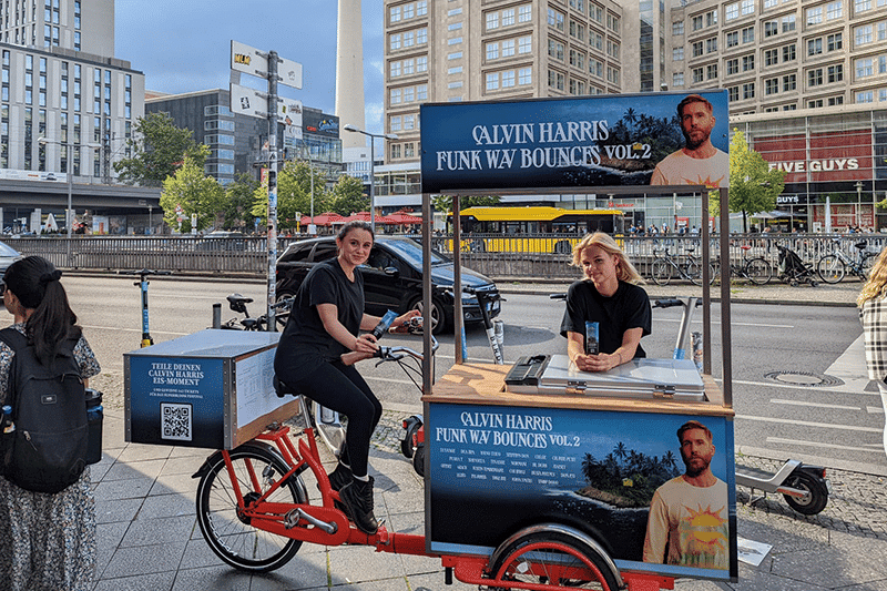 Promobike in Berlin zur Vorstellung eines neuen Musikalbums auf den Straßen der Stadt.
