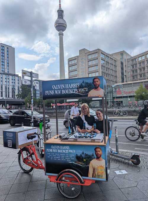 Food-Bike mieten für eine Promotion in Berlin, um Produkte und Snacks direkt an Besucher zu verteilen.