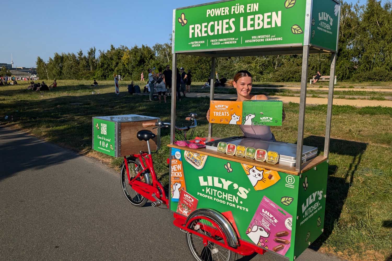 Lily's Kitchen Promobike bei einer Promotion in Berlin, das Haustierfutter und Snacks anbietet.