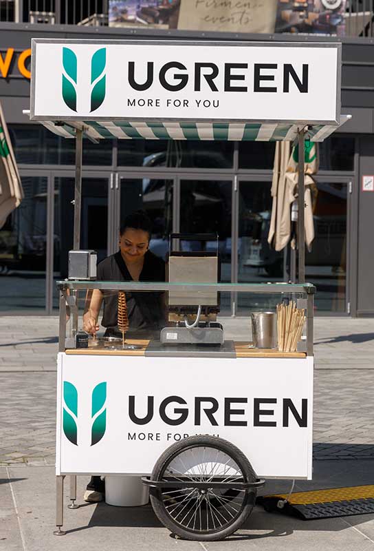 Gebrandeter Waffelwagen für eine UGREEN Promotion, der frische Waffeln am Stiel serviert.