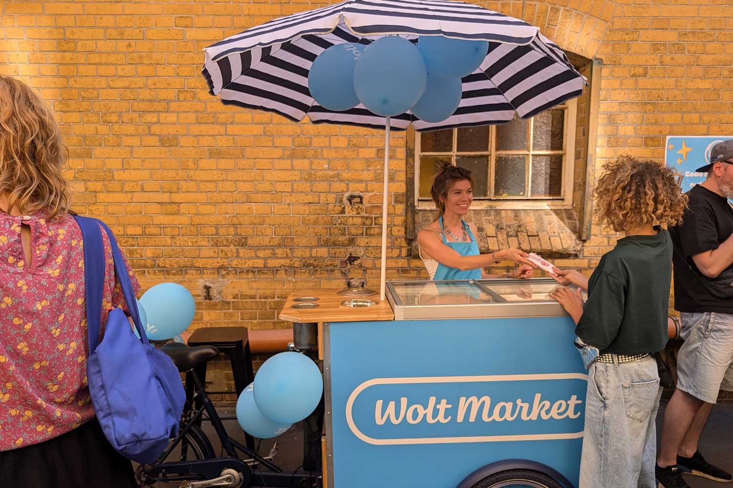 Promobike mit großer Kühltruhe und freundlicher Mitarbeiterin bei einer Promotion in Berlin.