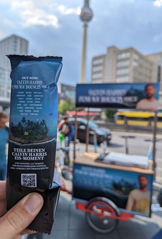 Musikmarketing-Kampagne mit gebrandetem Eis und Promobike in Berlin