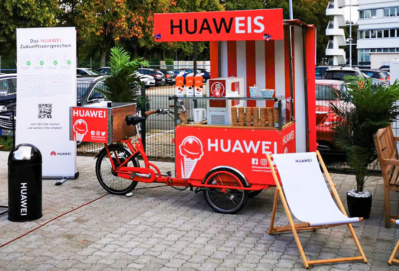 Huawei Eisfahrrad mit Softeis-Station, auffälligem Branding und Werbematerial für Promotion-Events