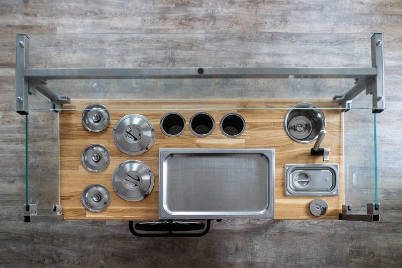 Mobiler Verkaufswagen mit Holzarbeitsfläche, Kühlplatte und Spüleinheit für die Zubereitung von Ice Rolls