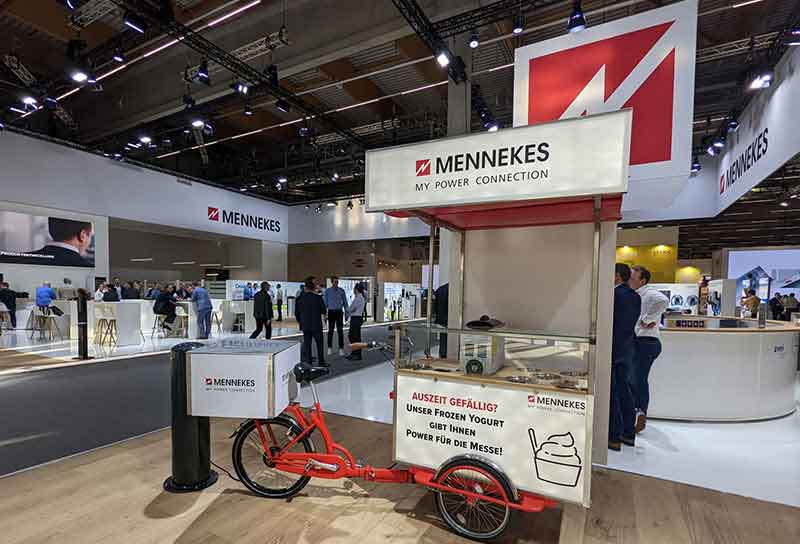 Gebrandeter Promobike-Eisstand mit Frozen Yogurt auf Messe von MENNEKES