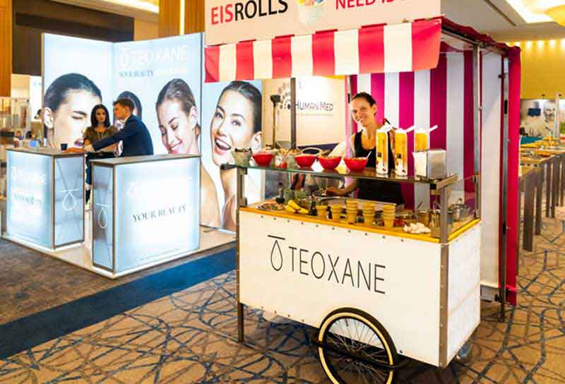 Eisrolls-Promobike mit TEOXANE-Branding auf einer Messe in Düsseldorf