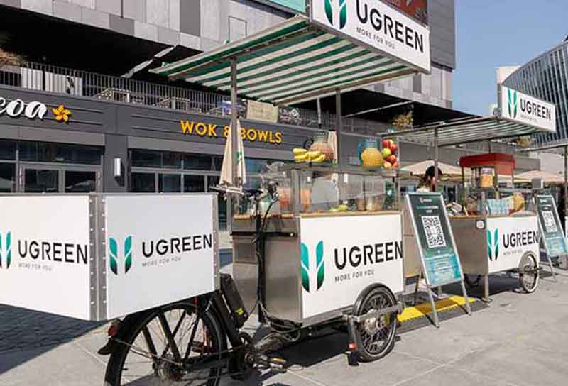 Mehrere Promobikes mit UGREEN-Branding als Verkaufsstände in der Innenstadt