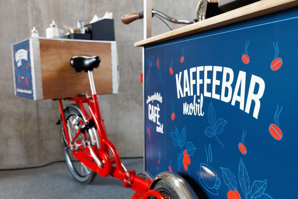 Gebrandete Seitenfläche eines Coffee-Bikes mit auffälligem Design