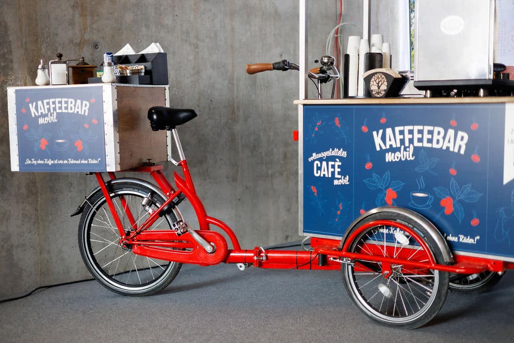 oll ausgestattetes Coffee-Bike mit Zubehör für mobile Kaffeeversorgung