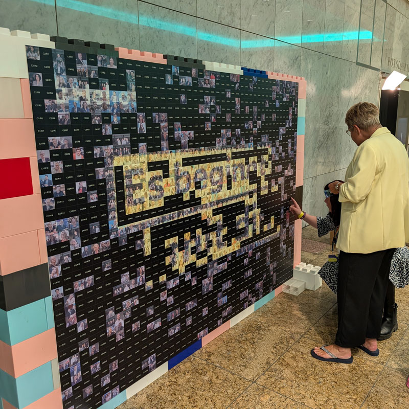 Photo Mosaic Wall Berlin mit hunderten Einzelbildern und interaktiver Besucherbeteiligung auf einer Veranstaltung.