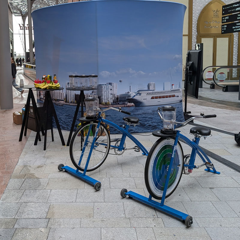Smoothie Bike Firmenevents mit zwei fahrradbetriebenen Mixern für frische Smoothies auf einer Veranstaltung.