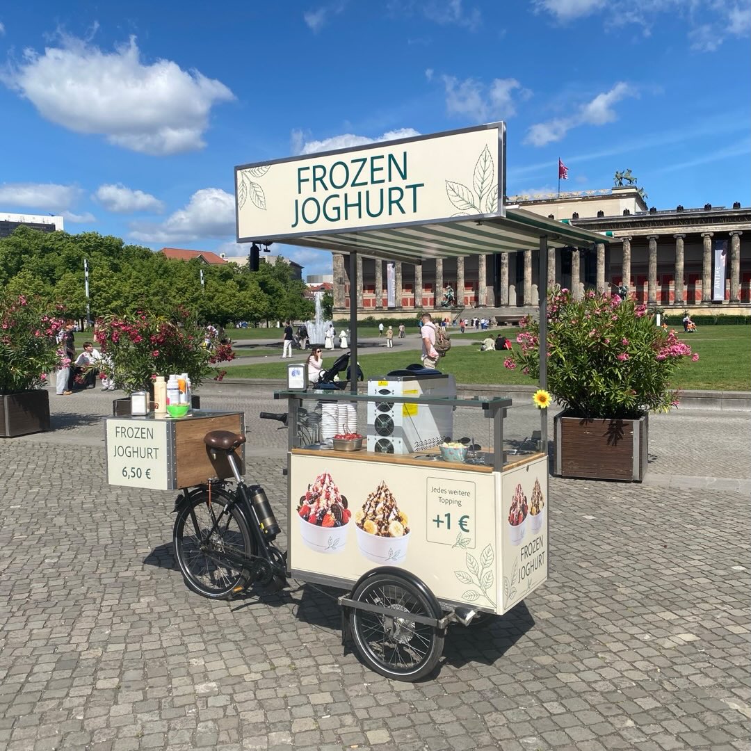 Eisfahrrad mieten mit Frozen-Joghurt-Station und verschiedenen Toppings auf einer Veranstaltung in Berlin.