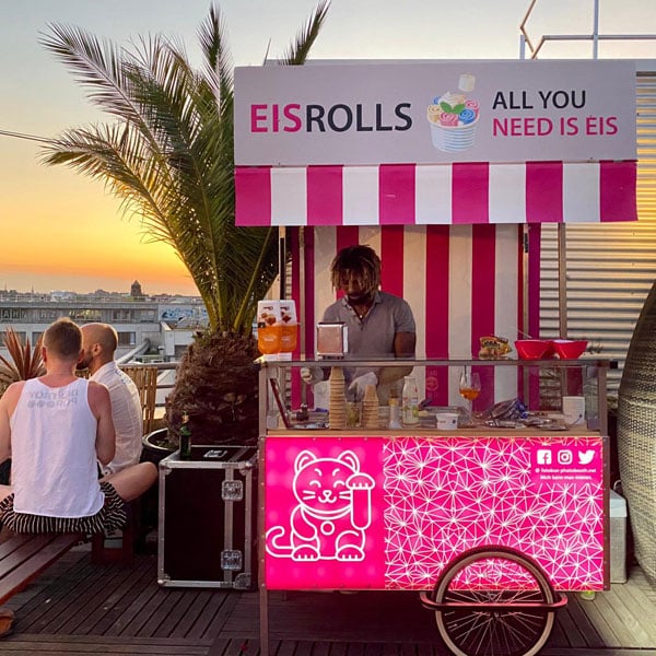 Eiswagen Eis Rolls auf einer Dachterrasse mit frisch zubereiteten Eisrollen während eines Sommer-Events.