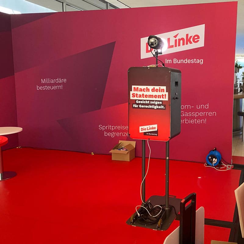 Fotobox mieten Berlin mit individuellem Branding auf einer Veranstaltung im Bundestag.