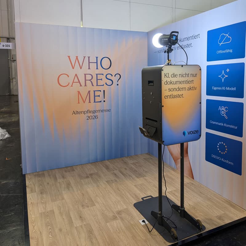 Fotobox Frankfurt mit individuellem Branding auf einem Messestand der Altenpflegemesse 2026.