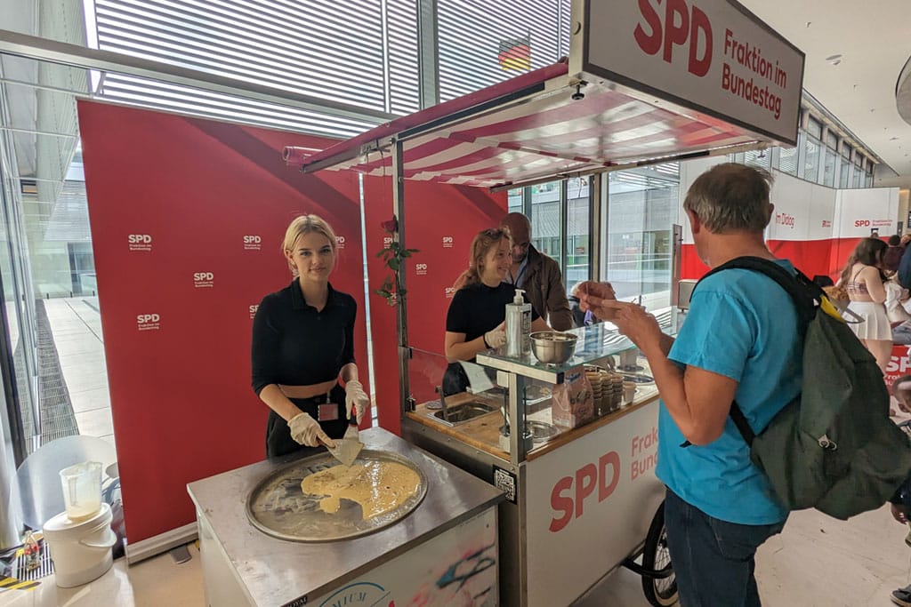 Promobike Ice Rolls mit frischer Eisrollen-Zubereitung auf einer Veranstaltung im Deutschen Bundestag.