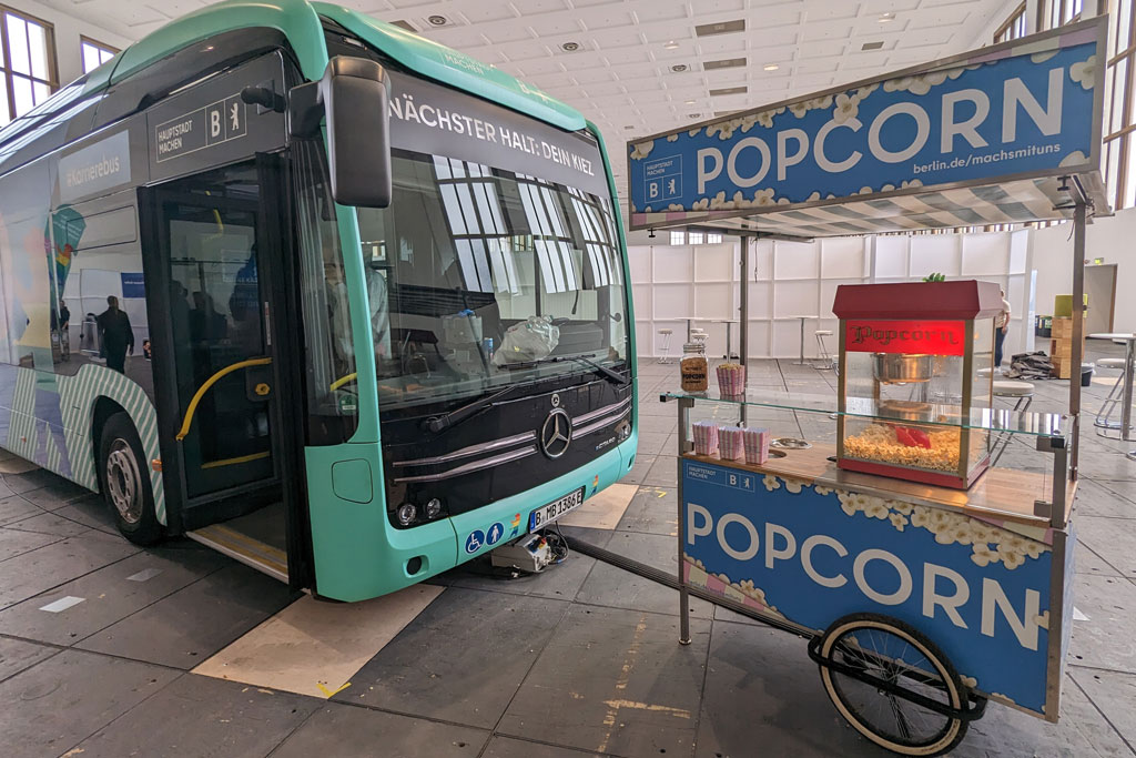 Promo Bike Popcorn Berlin mit mobiler Popcornstation und gebrandeter Werbefläche auf einer Veranstaltung.