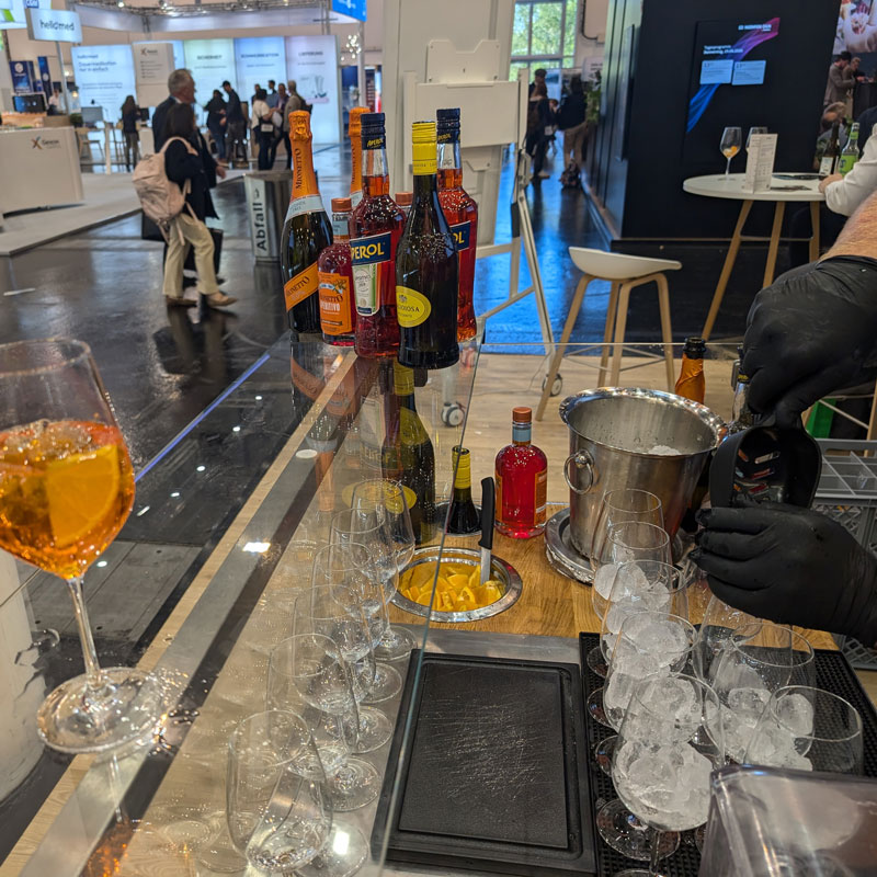 Promowagen für Aperol & Sekt Catering mit frisch zubereiteten Aperitifs auf einer Messe.