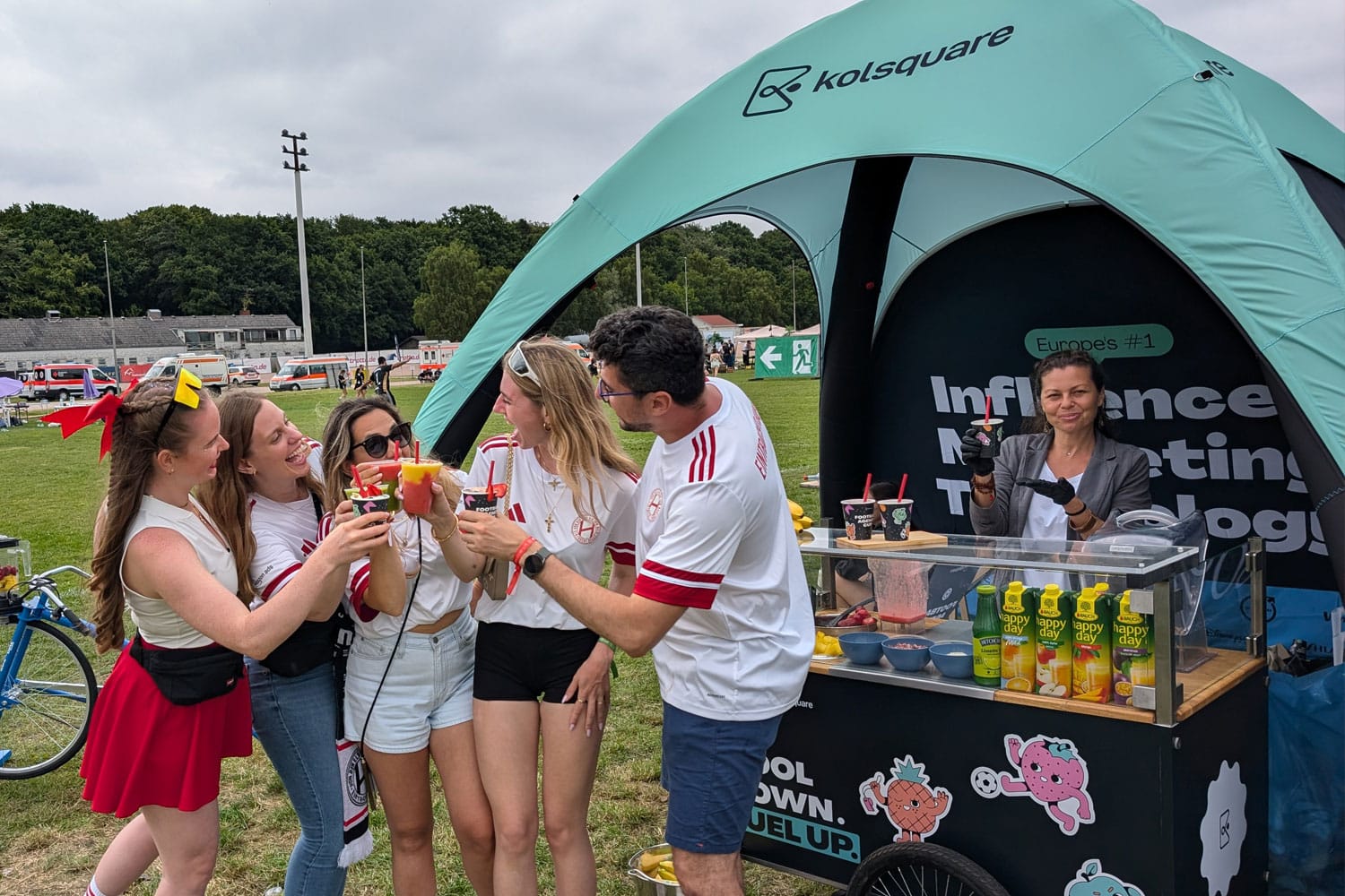 Smoothie Bike Hamburg mit Gästen, die frisch zubereitete Smoothies auf einer Outdoor-Veranstaltung genießen.