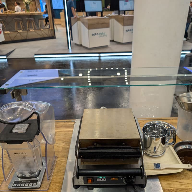 Professionelle Waffle Bike Technik mit Waffeleisen und Catering-Ausstattung auf einer Messe.