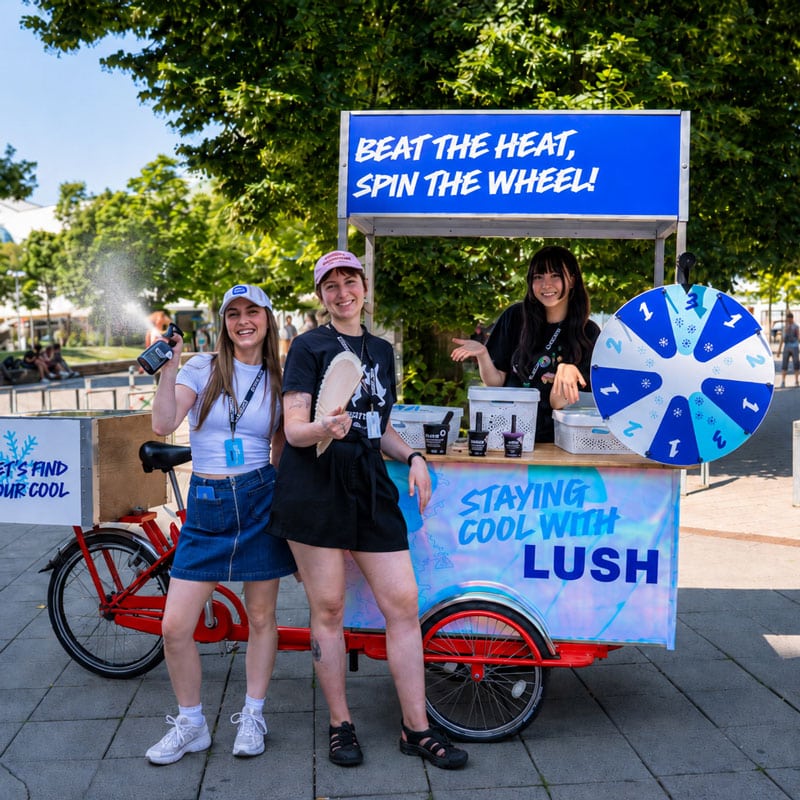 Gebrandetes H2N Promobike mit integriertem Glücksrad vor einem LUSH Store in Berlin