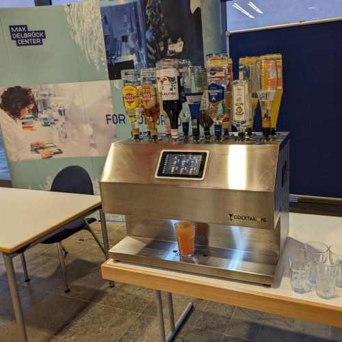 Mobile Cocktailbar mieten mit automatischer Cocktailmaschine und Getränkeservice auf einem Firmenevent.